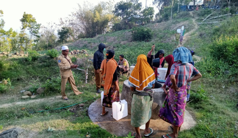 Penyaluran Langsung Oleh Bpk.Kepala Desa Sekotong Timur dan Babinkamtibmas Bantuan Jerigen dari (BPBD) Yang Di Salurkan Kepada Masyarakat Dusun Bun Beleng