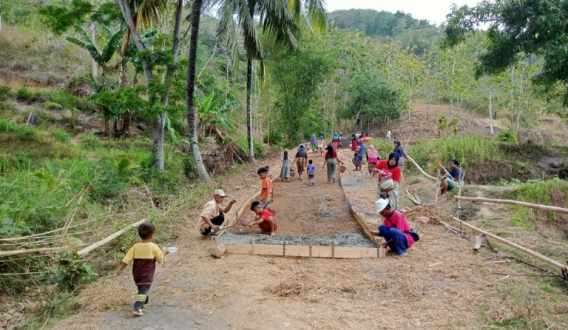 Realisasi Perabatan Jalan di Dusun Kambeng Timur RT 06 Yang Menjadi Akses Utama Masyarakat